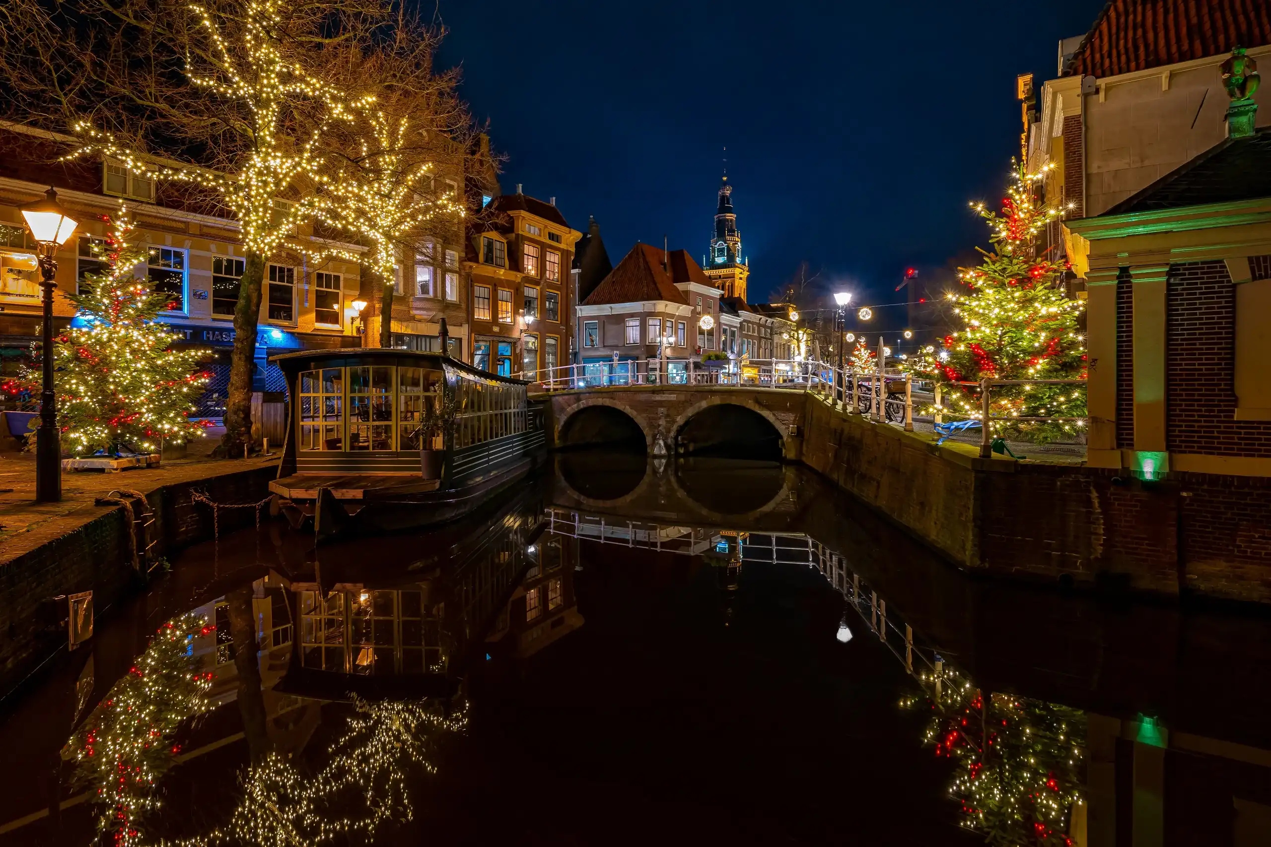 De Mient versierd met kerstverlichting